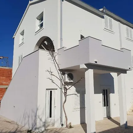 Apartment Pralija *