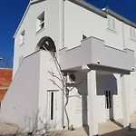 Apartament Pralija *